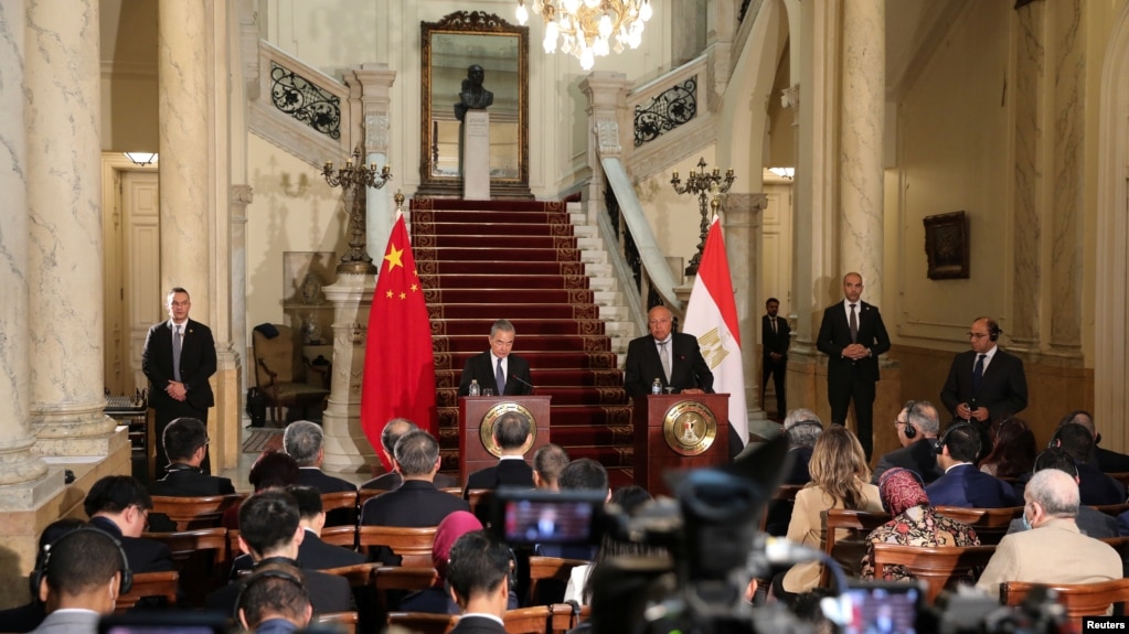 2024年1月14日，埃及外交部长舒克里与中国外交部长王毅在埃及开罗举行记者会。(路透社）(photo:VOA)