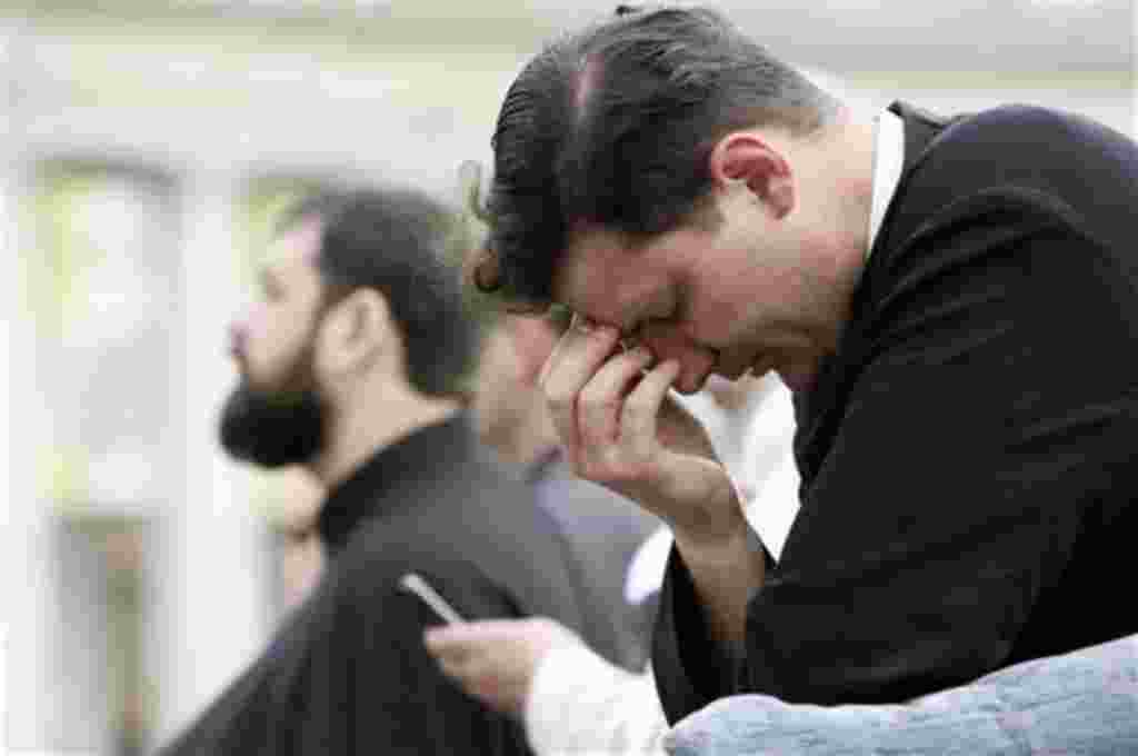Un sacerdote reza antes de una solemne celebración encabezada por el Papa Benedicto XVI en la que el Papa Juan Pablo II será beatificado.