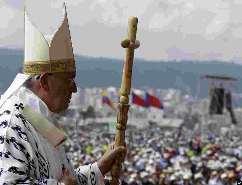 O Papa Francisco com o seu ceptro pastoral ao celebrar a missa no Parque Bicentennial em Quito, Equador, 7 de Julho, 2015. &nbsp;