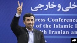 Iranian President Mahmoud Ahmadinejad flashes a victory sign at a press conference, Tehran, June 7, 2011 (file photo).