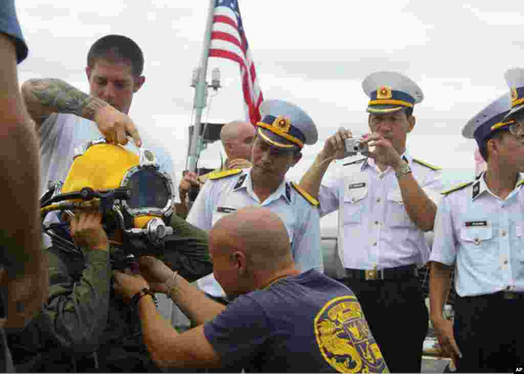 峴港 (7月17日) 越南海軍官兵在護衛者號搜救艦上參觀潛水訓練。