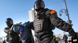 အတိုက်အခံခေါင်းဆောင် Navalny ထောက်ခံဆန္ဒပြသူတဦးကို ဖမ်းဆီးနေတဲ့ ရုရှားရဲတပ်ဖွဲ့ဝင်များ။ (ဇန်နဝါရီ ၃၁၊ ၂၀၂၁)