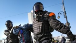 Polis əməkdaşları Vladivostokda müxalifət lideri Aleksey Navalnının həbs olunmasına etiraz olaraq keçirilən aksiya iştirakçısını saxlayır, 31 yanvar, 2021.