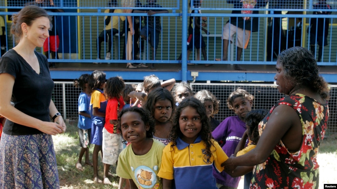 Anak-anak Aborigin mengantre pembagian laptop gratis dalam program "Satu Laptop per Anak" di Pulau Elcho, Australia. (Foto: Dok)
