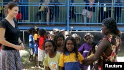 Anak-anak Aborigin mengantre pembagian laptop gratis dalam program "Satu Laptop per Anak" di Pulau Elcho, Australia. (Foto: Dok)