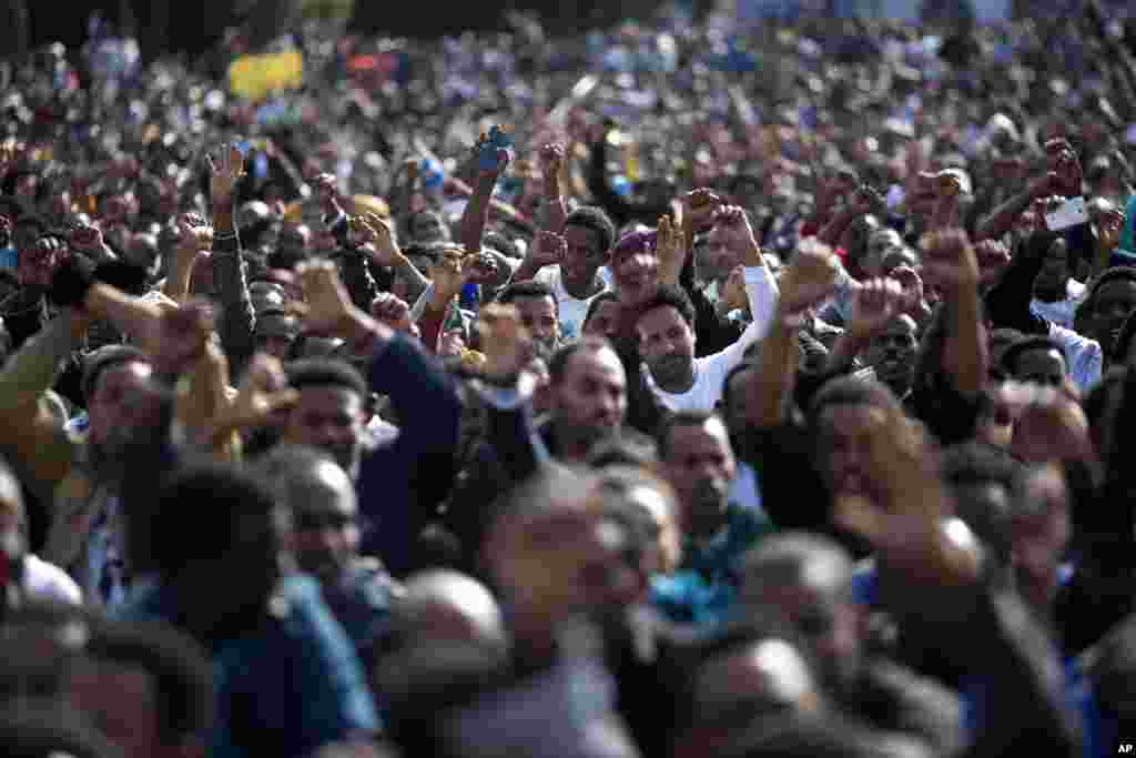 Imigrantes africanos gritam slogans durante o protesto em Tel Aviv, Jan. 5, 2014. 