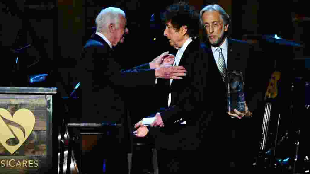 L&#39;ancien président des Etats-Unis Jimmy Carter, présente à Bob Dylan un prix &quot;MusiCares Person of the Year&quot; &nbsp;à Los Angeles, le 6 février 2015.