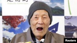 Masazo Nonaka, warga Jepang yang lahir 112 tahun dan 259 hari yang lalu, makan kue favoritnya ketika dia menerima sertifikat Guiness World Records yang menetapkannya sebagai pria tertua di dunia, dalam sebuah upacara di Ashoro, di Hokkaido, pulau di bagian utara Jepang, 10 April 2018. (Foto: Kyodo via Reuters)