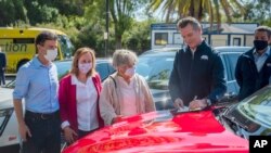 개빈 뉴섬 미국 캘리포니아 주지사(오른쪽)가 2035년까지 가솔린 차량 신규 판매를 중단하기 위한 행정명령에 서명한 후 기자회견을 했다.