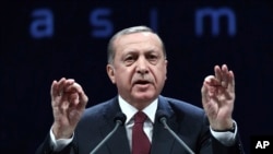 Prezidan Tiki a, Recep Tayyip Erdogan, kap pale nan yon Kongrè Justis pou Fanm nan kapital Istanboul. 25 novanm, 2016.