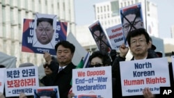 Tư liệu: Người đào tị Triều Tiên và người biểu tình Hàn quốc tuần hành ở Seoul, kêu gọi Mỹ thảo luận vấn đề nhân quyền với lãnh tụ Kim Jong Un. Họ nói Bình Nhưỡng thực hiện các vụ hành quyết công khai để trấn áp tinh thần dân chúng. 26/2/2019. (AP Photo/Lee Jin-man, File)