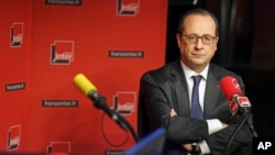 5일 프랑스 파리에서 프랑스아 올랑드 대통령이 라디오방송에 출연해 질문에 답하고 있다.