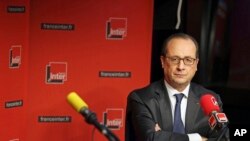 លោក​ប្រធានាធិបតី​បារាំង​ Francois Hollande​ កំពុង​ទទួល​សំនួរ​ក្នុង​​ពេល​ធ្វើ​បទ​សម្ភាស៍​ជាមួយ​វិទ្យុ​បារាំង​ France Inter​ នៅ​ទី​ក្រុង​ប៉ារីស​ កាល​ពី​ថ្ងៃ​ទី​៥ ខែ​មករា ឆ្នាំ២០១៥។ 