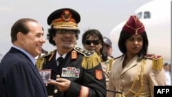 Kaddafi İtalya Başbakanı Berlusconi ile