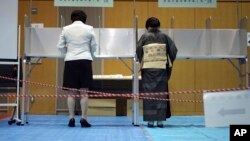 Voters fill in their ballots in a general election at a polling station in Tokyo, Oct. 22, 2017. Voting has kicked off for Japan’s general election that would most likely hand Prime Minister Shinzo Abe’s ruling coalition a win.