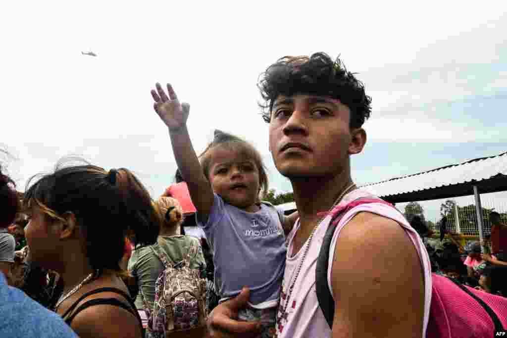 Para migran Honduras bagian dari kafilah migran yang menuju AS, tiba di perbatasan titik penyeberangan dengan Meksiko di Ciudad Tecun Uman, Guatemala, 19 Oktober 2018.