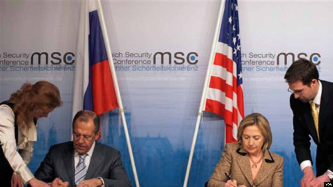 Menteri Luar Negeri AS Hillary Clinton (kanan) dan Menlu Rusia Sergei Lavrov menandatangani pertukaran dokumen resmi START di sela-sela Konferensi Keamanan di Munich, Jerman.