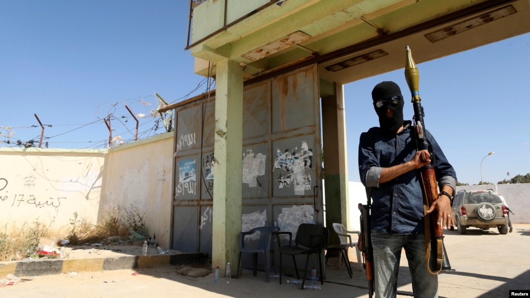 Seorang anggota militan Islamis 'Anshar al-Sharia' di Benghazi, Libya (foto: dok).