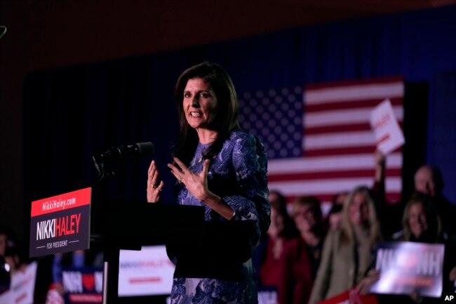 La candidata a la nominacieon presidencial republicana, exembajadora ante la ONU, Nikki Haley, se dirige a sus partidarios durante un mitin nocturno de las primarias de Nuevo Hampshire, en Concord, Nuevo Hampshire, el martes 23 de enero de 2024.