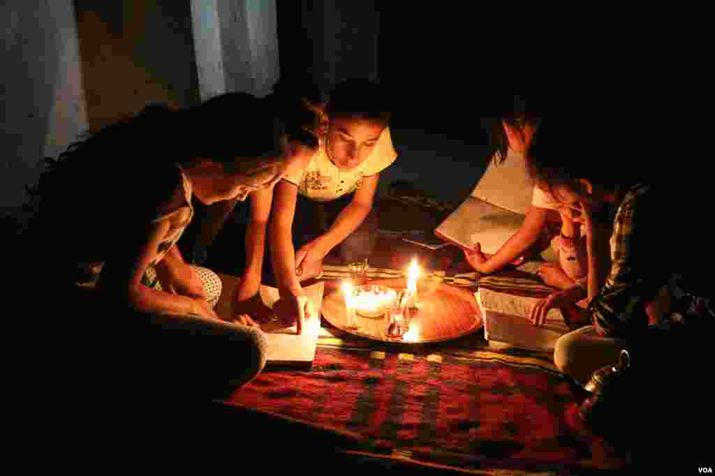 Sur&rsquo;un Ali Paşa ve Lalebey Mahallelerinin bazı sokakları zifiri karanlık