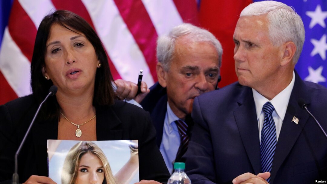 El vicepresidente Mike Pence se reúne con venezolanos en Florida para discutir la crisis que se vive en el país sudamericano. En la foto aparece junto a María Eugenia Tovar, quien muestra una foto de su hija, quien murió durante una protesta en 2014.