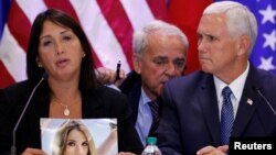 El vicepresidente Mike Pence se reúne con venezolanos en Florida para discutir la crisis que se vive en el país sudamericano. En la foto aparece junto a María Eugenia Tovar, quien muestra una foto de su hija, quien murió durante una protesta en 2014.