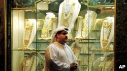 Seorang warga melitasi toko perhiasan emas untuk pernikahan di Dubai Gold Souk (Foto: dok). Dubai menggelar kontes penurunan berat badan berhadiah emas untuk meningkatkan kesadaran tentang tingkat obesitas yang meningkat di kawasan tersebut.