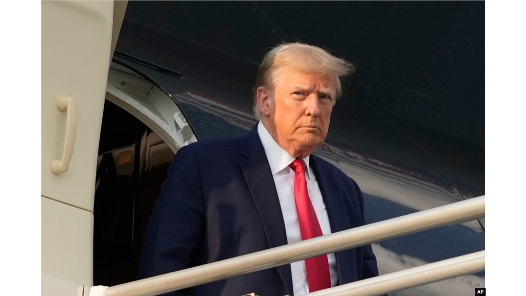 Bivši američki predsednik izlazi iz aviona na aerodromu u Atlanti. (Foto: AP/Alex Brandon)