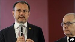 El ministro de Relaciones Exteriores de México, Luis Videgaray (izquierda) y su homólogo argentino Jorge Faurie hablan con periodistas en una rueda de prensa sobre Venezuela, en el encuentro de cancilleres del G20 en Buenos Aires, Argentina. Mayo 21 de 2018.