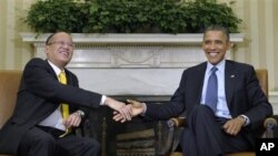 Presiden Filipina Benigno Aquino (kiri) dan Presiden Barack Obama dalam pembicaraan di Gedung Putih (8/6).