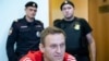 Pemimpin oposisi Rusia Alexei Navalny berbicara kepada media sebelum sesi pengadilan di Moskow, Rusia. (Foto: AP)