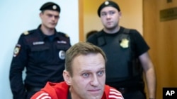 Pemimpin oposisi Rusia Alexei Navalny berbicara kepada media sebelum sesi pengadilan di Moskow, Rusia. (Foto: AP)