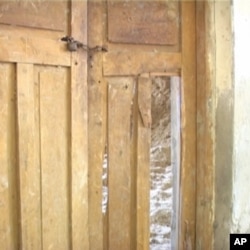 اندرون سندھ ایک گھوسٹ اسکول کا مقفل دروازہ