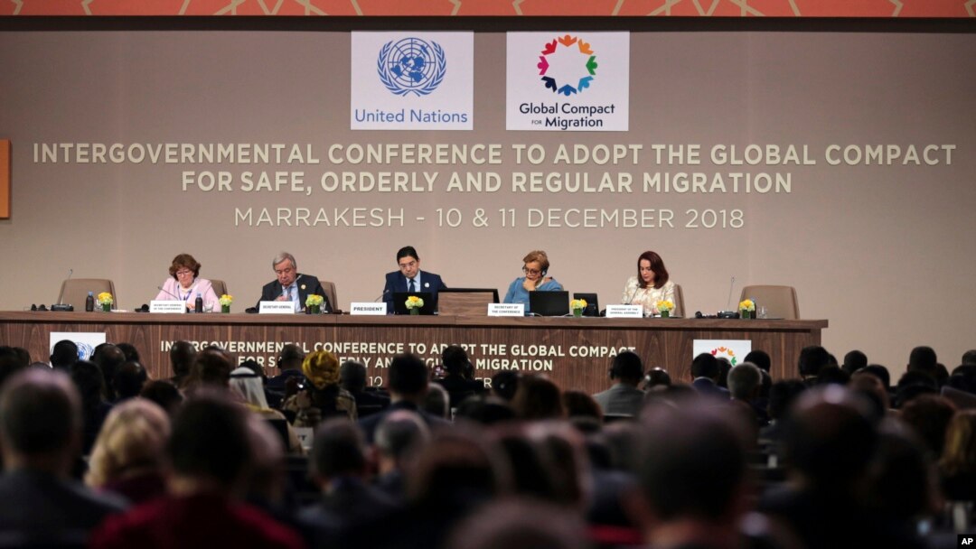 Sekretaris Jenderal PBB Antonio Guterres (dua dari kiri) kedua, Menteri Luar Negeri Maroko dan Kerjasama Internasional, Nasser Bourita (tengah), memimpin sesi pembukaan Konferensi Migrasi PBB di Marrakech, Maroko, Senin, Dec.10, 2018.