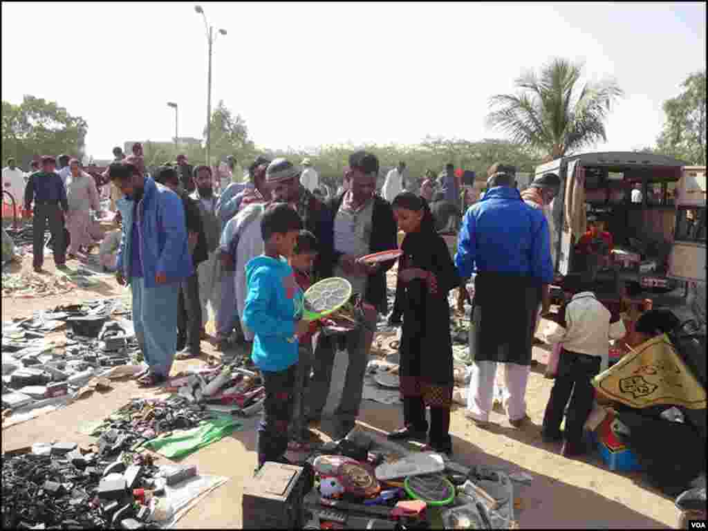 چھوٹے بڑے ہر عمر کے لوگ اپنی مطلوبہ اشیا کے حصول کیلے اس بازار کا رخ کرتے ہیں