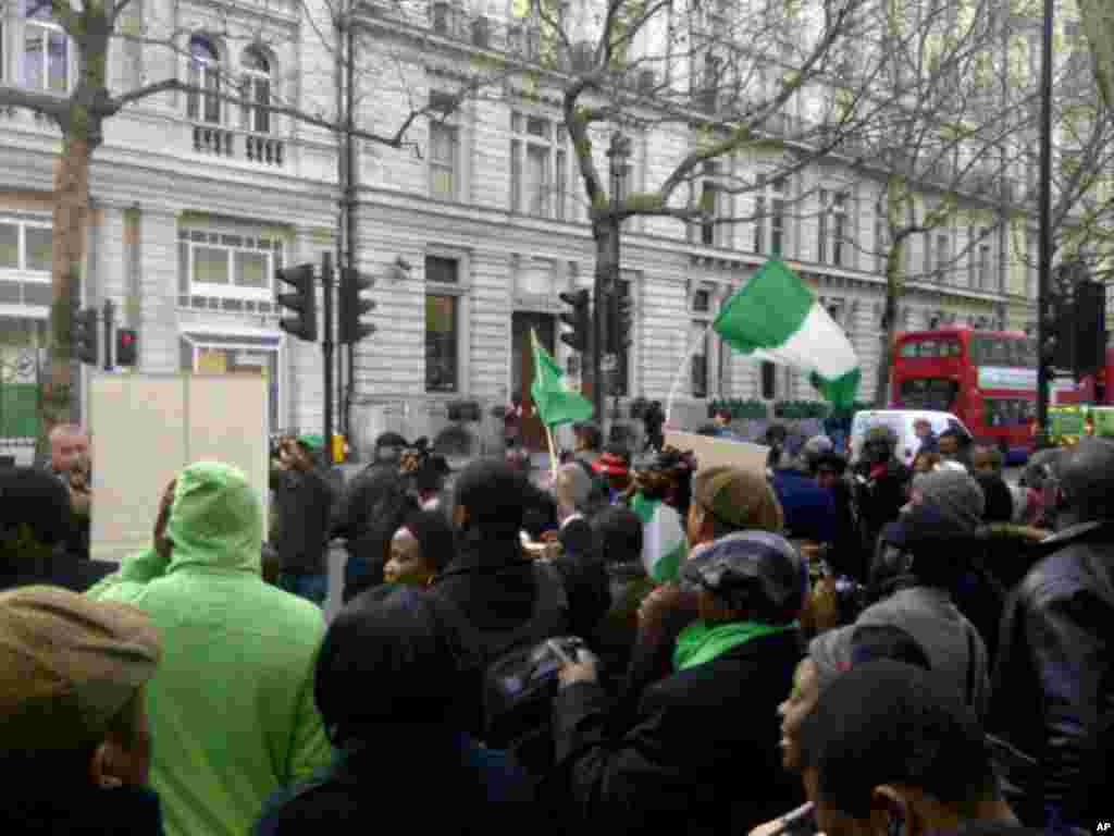 'Yan Najeriya dake zaune a Birtaniya sun yi dafifi a ofishin jakadancin Najeriya sake birnin London domin nuna rashin gamsuwa da tsare tsaren tattalin arziki masu tsauri da gwamnatin shugaba Goodluck Jonathan ta dauka da suka kuntatawa 'yan Najeriya.
