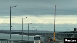 Sejumlah kendaraan tampak bergerak melewati jembatan yang menghubungkan daratan Rusia dengan Semenanjung Krimea di Selat Kerch, pada 14 Februari 2023. (Foto: Reuters/Stringer)