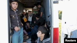 Des enfants migrants dans une camionnette après avoir été arrêtés par la police sur l'autoroute près de Gyor, en Hongrie, le 6 septembre 2015. (Photo REUTERS/David W Cerny)