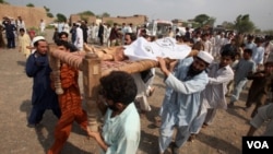 Warga desa di Pakistan mengangkut jenazah korban tewas dalam serangan bom di masjid kota Jamrud, daerah kesukuan Khyber, Pakistan barat laut (19/8).