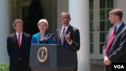 Barack Obama dio a conocer el nombramiento de Richard Cordray (derecha) en la Casa Blanca.