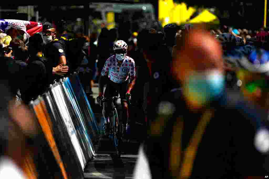 Colombia&#39;s Nairo Quintana, wearing the best climber&#39;s dotted jersey, arrives for the start of the 13th stage of the Tour de France cycling race over 219.9 kilometers (136.6 miles) with start in Nimes and finish in Carcassonne, France.