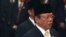 Menko Kesra Agung Laksono (kanan) saat pengambilang sumpah anggota kabinet, 22 Oktober 2009.
