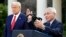 Tổng thống Hoa Kỳ Donald Trump và Bác sĩ Anthony Fauci tại một cuộc họp báo của Nhà Trắng.