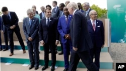 Le président Donald Trump rejoint les leaders du G7 et leurs partenaires pour une photo de groupe à Taormina, Sicile. Italie, 27 mai 2017. 