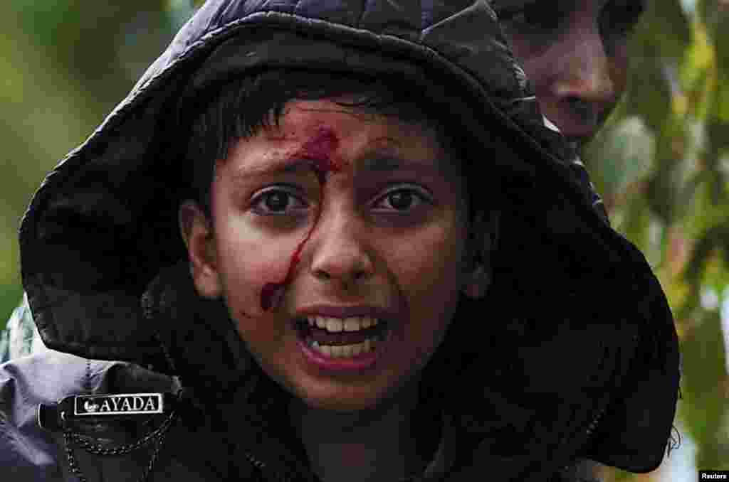 A girl cries after crossing Greece&#39;s border into Macedonia near Gevgelija, Macedonia, Aug. 22, 2015. Thousands of migrants stormed across Macedonia&#39;s border, overwhelming security forces who threw stun grenades and lashed out with batons in an increasingly futile bid to stem their flow through the Balkans to western Europe.