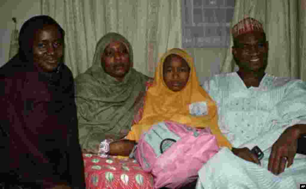Jamila al-Mustapha tare da iyayenta a ofishin hukumar tsaro ta kasa, SSS, a Bauchi, bayan da aka kwato ta a daren alhamis, 18 Nuwamba 2010 daga hannun wadanda suka sace ta makonni biyu kafin nan.