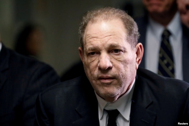 Produser Film Harvey Weinstein di Manhattan, New York, 6 Januari 2020. (REUTERS/Brendan McDermid)