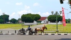 Andong melintas di Alun-Alun Utara Yogyakarta yang relatif lengang, 21 Maret 2020. (Foto: VOA/Nurhadi Sucahyo)