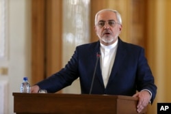 ລັດຖະມົນຕີ ການຕ່າງປະເທດຂອງອີຣ່ານ ທ່ານ Mohammad Javad Zarif ກ່າວຖະແຫລງ ຢູ່ທີ່ກອງປະຊູມຖະແຫລງຂ່າວຮ່ວມ ກັບຄູ່ຕຳແໜ່ງ ຈາກຝຣັ່ງ ທ່ານ Jean-Marc Ayrault,ໃນນະຄອນ Tehran, ວັນທີ 31 ມັງກອນ 2017.