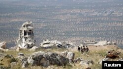 지난 2015년 시리아 반군 점령지인 이들리브주 아리아 지역의 언덕 위에서 반군들이 이동하고 있다. (자료사진)